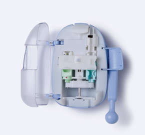 01 약액측과 환자측 커넥트를 각각의 홈에 눌러 고정