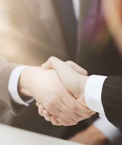 서로 악수하는 사진